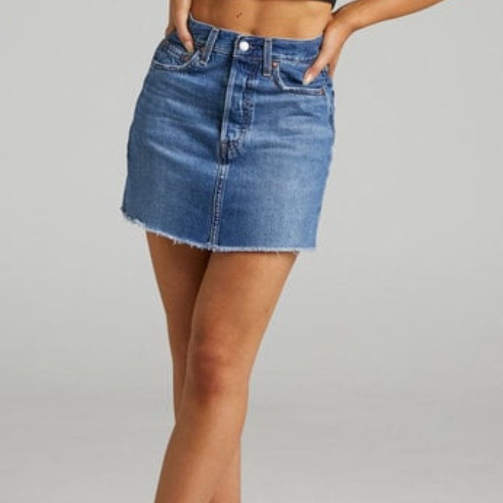 Aritzia Levi's Deconstructed Denim Mini Skirt in Medium/Dark Wash - Size 24